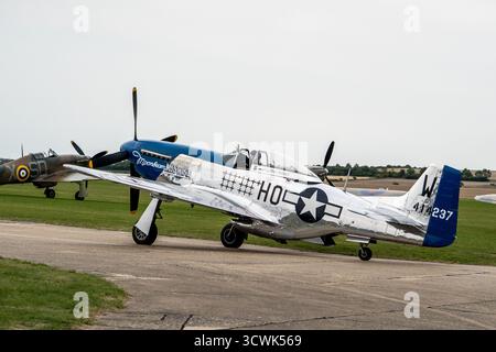 North American P-51D Mustang 'Moonbeam McSwine' sur la voie de circulation de l'aérodrome de Duxford Banque D'Images