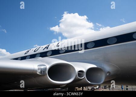 Vue rapprochée des moteurs à réaction et fuselage d'avions BOAC vintage contre le ciel bleu avec des nuages blancs Banque D'Images