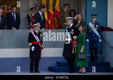 Madrid, Espagne. 12 octobre 2025. Le roi de la famille royale espagnole Felipe VI, la reine Letizia, leurs filles Leonor de Borbón, la princesse des Asturies et l'Infante Sofía de Borbón assistent au défilé. Lors du défilé des forces armées le jour de la fête nationale dirigé par le roi Felipe VI, la reine Letizia, leurs filles Leonor de Borbón, la princesse des Asturies et l'infanta Sofía de Borbón. Crédit : SOPA images Limited/Alamy Live News Banque D'Images