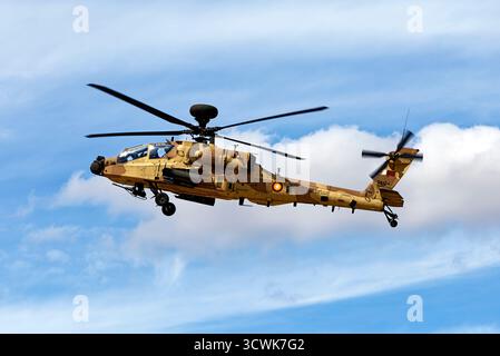 RAF Fairford, Gloucestershire, Royaume-Uni - 16 juillet 2025 : QA-124, Qatar Emiri Air Force Boeing AH-64E Apache Guardian Attack Helicopter arrive à RIAT 2025 Banque D'Images