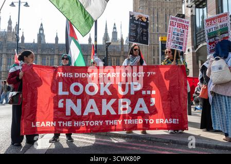 Manifestation nationale pour la Palestine à Westminster, Londres, Royaume-Uni. Bannière de nettoyage ethnique Nakba. Apprenez l'histoire qu'ils ont essayé d'effacer Banque D'Images