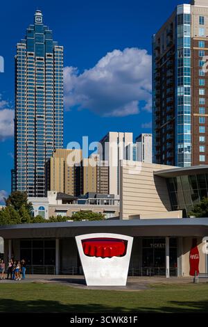 Vue extérieure du monde de Coca-Cola à Atlanta avec les gratte-ciel de la ville derrière, mêlant tourisme, architecture et culture de marque—idéal pour les voyages, l Banque D'Images
