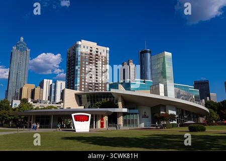 Vue extérieure du monde de Coca-Cola à Atlanta avec les gratte-ciel de la ville derrière, mêlant tourisme, architecture et culture de marque—idéal pour les voyages, l Banque D'Images