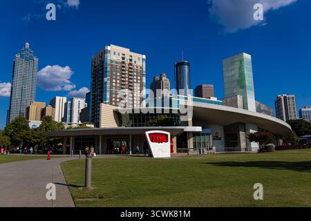 Vue extérieure du monde de Coca-Cola à Atlanta avec les gratte-ciel de la ville derrière, mêlant tourisme, architecture et culture de marque—idéal pour les voyages, l Banque D'Images