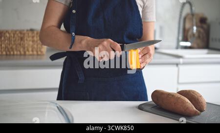 Couteau d'affûtage de femme en vue rapprochée Banque D'Images
