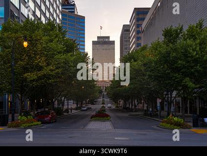 Coucher de soleil paysage urbain de Nashville avec gratte-ciel en verre moderne, feux de circulation et ciel nocturne animé. Idéal pour les voyages, le tourisme, le style de vie urbain, réel Banque D'Images