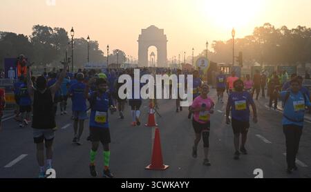 NEW DELHI, INDE - 12 OCTOBRE : les participants prennent part au semi-marathon Vedanta Delhi 2025 à Kartavya Path, le 12 octobre 2025 à New Delhi, Inde. Photo de Sonu Mehta/Hindustan Times Vedanta Delhi semi-marathon 2025 Banque D'Images
