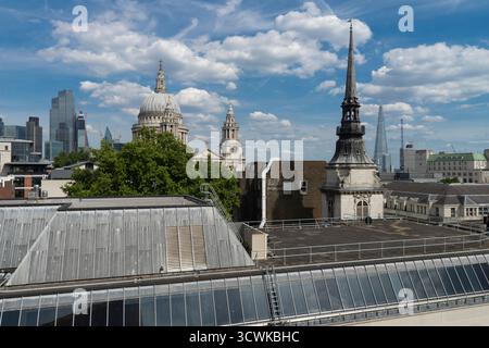 L'horizon londonien comprend la cathédrale Paul, le Shard et les gratte-ciel modernes. Banque D'Images