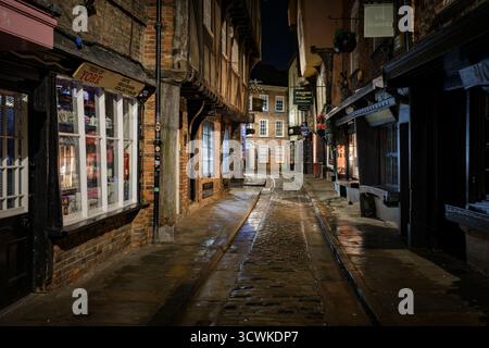 Une soirée humide dans la célèbre rue Shambles à York. Banque D'Images