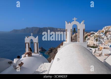 Touristes prenant des photos sur les toits à Oia, Santorin Banque D'Images