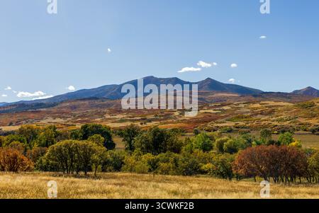 Paysage de feuillage d'automne pittoresque le long de la Highway of Legends National Scenic Byway, allant de Walsenburg à Trinidad dans le Colorado Banque D'Images