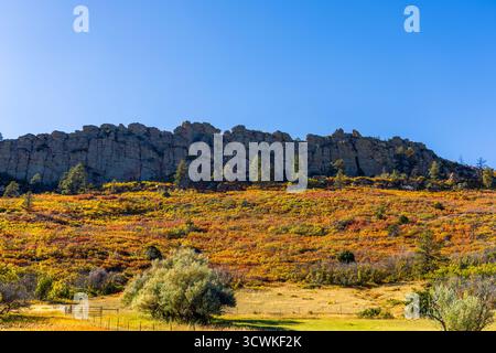 Paysage de feuillage d'automne pittoresque le long de la Highway of Legends National Scenic Byway, allant de Walsenburg à Trinidad dans le Colorado Banque D'Images