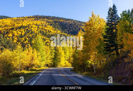 Paysage de feuillage d'automne pittoresque le long de la Highway of Legends National Scenic Byway, allant de Walsenburg à Trinidad dans le Colorado Banque D'Images