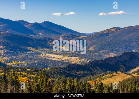 Paysage de feuillage d'automne pittoresque le long de la Highway of Legends National Scenic Byway, allant de Walsenburg à Trinidad dans le Colorado Banque D'Images