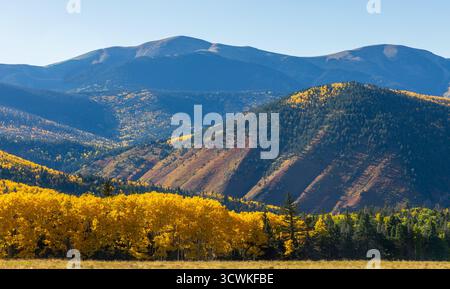 Paysage de feuillage d'automne pittoresque le long de la Highway of Legends National Scenic Byway, allant de Walsenburg à Trinidad dans le Colorado Banque D'Images