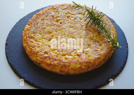 Omelette espagnole maison (tortilla de patatas) sur fond blanc Banque D'Images