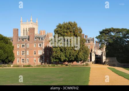 St John's College, Cambridge, depuis le dos, avec Third court (3rd court) et la Chapel Tower en début de soirée Sunshine Banque D'Images