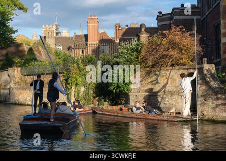 Touristes et touristes Punting en fin d'après-midi soleil sur la rivière Cam par Trinity College à Cambridge Banque D'Images