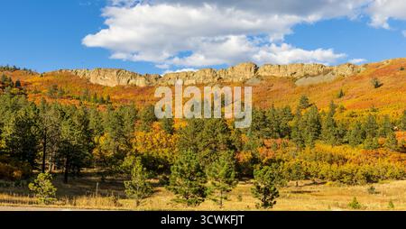 Paysage de feuillage d'automne pittoresque le long de la Highway of Legends National Scenic Byway, allant de Walsenburg à Trinidad dans le Colorado Banque D'Images