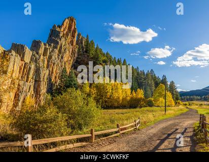 Paysage de feuillage d'automne pittoresque le long de la Highway of Legends National Scenic Byway, allant de Walsenburg à Trinidad dans le Colorado Banque D'Images