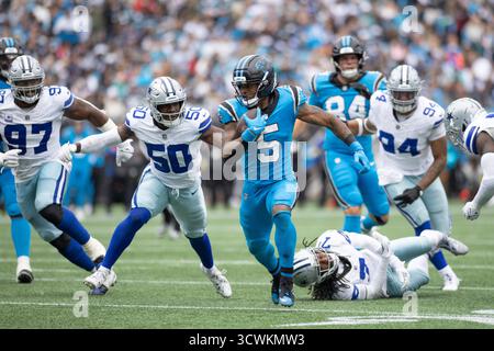 Charlotte, Caroline du Nord, États-Unis. 12 octobre 2025. Caroline du Nord, États-Unis ; Carolina Panthers Running Back Rico Dowdle (5) passe devant la défense des Dallas Cowboys au Bank of America Stadium à Charlotte, Caroline du Nord. Jonathan Huff/CSM/Alamy Live News Banque D'Images