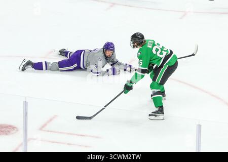 12 octobre. 2025 :... le défenseur Thomas-Minnesota Tommies Hayes Hundley (5) bloque un tir du défenseur des North Dakota Fighting Hawks Abram Wiebe (25) en première période lors d'un match de hockey masculin de la NCAA entre North Dakota et Thomas au Grand Casino Arena à l'occasion de Paul le 12 octobre 2025. Steven Garcia/CSM Banque D'Images