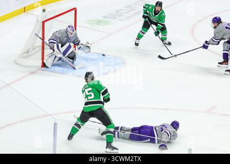 12 octobre. 2025 : le défenseur des North Dakota Fighting Hawks Abram Wiebe (25) prend un coup de feu contre les Thomas-Minnesota Tommies en première période lors d'un match de hockey masculin de la NCAA entre North Dakota et Thomas au Grand Casino Arena en un Paul le 12 octobre 2025. Steven Garcia/CSM Banque D'Images