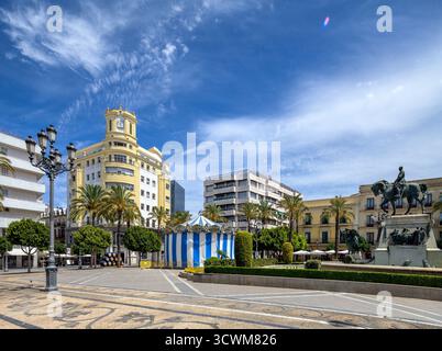 Les visiteurs adorent la Plaza del Arenal animée, avec ses palmiers, ses bâtiments uniques et le monument équestre à Miguel Primo de Rivera. Banque D'Images