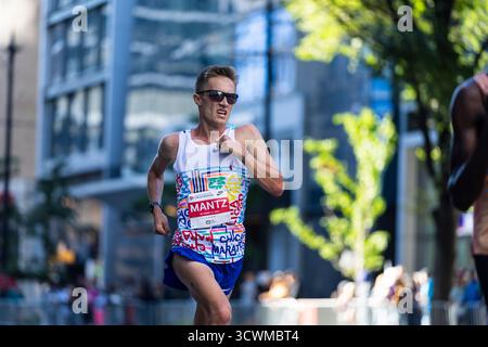 Chicago, États-Unis. 12 octobre 2025. Conner Mantz des États-Unis court lors du marathon de Chicago 2025 dans le centre-ville de Chicago, aux États-Unis, le 12 octobre 2025. Crédit : Vincent D. Johnson/Xinhua/Alamy Live News Banque D'Images