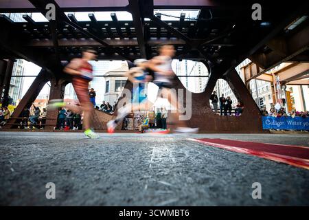 Chicago, États-Unis. 12 octobre 2025. Les coureurs participent au marathon de Chicago 2025 dans le centre-ville de Chicago, aux États-Unis, le 12 octobre 2025. Crédit : Vincent D. Johnson/Xinhua/Alamy Live News Banque D'Images