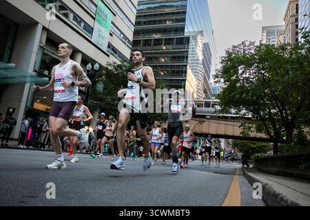 Chicago, États-Unis. 12 octobre 2025. Les coureurs participent au marathon de Chicago 2025 dans le centre-ville de Chicago, aux États-Unis, le 12 octobre 2025. Crédit : Vincent D. Johnson/Xinhua/Alamy Live News Banque D'Images