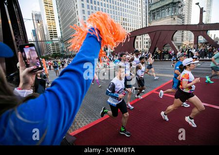 Chicago, États-Unis. 12 octobre 2025. Les coureurs participent au marathon de Chicago 2025 dans le centre-ville de Chicago, aux États-Unis, le 12 octobre 2025. Crédit : Vincent D. Johnson/Xinhua/Alamy Live News Banque D'Images