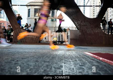 Chicago, États-Unis. 12 octobre 2025. Les coureurs participent au marathon de Chicago 2025 dans le centre-ville de Chicago, aux États-Unis, le 12 octobre 2025. Crédit : Vincent D. Johnson/Xinhua/Alamy Live News Banque D'Images