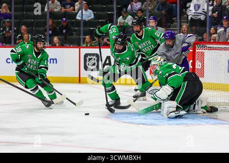 Paul, Minnesota, États-Unis. 12 octobre 2025. Le défenseur des Fighting Hawks du Dakota du Nord, ABRAM WIEBE (25), l'attaquant des Fighting Hawks du Dakota du Nord, CODY CROAL (19) et le gardien des Fighting Hawks du Dakota du Nord, GIBSON HOMER (31), se bousculent pour la rondelle devant le filet. L’Université Thomas et l’Université du Dakota du Nord se sont affrontées dimanche 12 octobre au Grand Casino Arena. Le Dakota du Nord a été victorieux en gagnant 5-2. (Crédit image : © Michael Turner/ZUMA Press Wire) USAGE ÉDITORIAL SEULEMENT ! Non destiné à UN USAGE commercial ! Banque D'Images