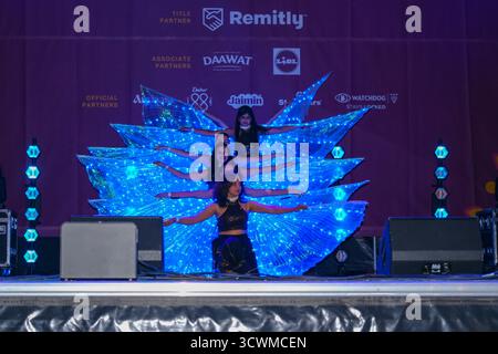 Londres, Royaume-Uni. 12 octobre 2025. Les célébrations de Diwali à Trafalgar Square commencent à se terminer avec des spectacles plus dynamiques alors que le soleil se couche et les lumières de scène illuminent Trafalgar Square. Crédit : onzième heure photographie/Alamy Live News Banque D'Images