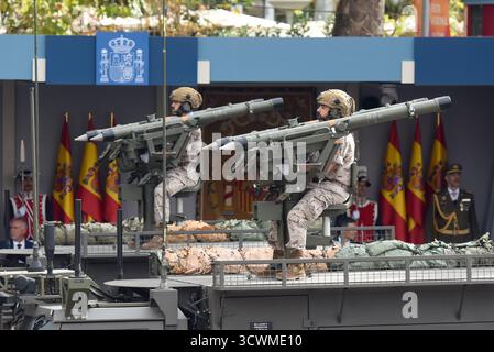 Madrid, Espagne. 12 octobre 2025. Des soldats sont photographiés lors d'un défilé militaire commémorant la fête nationale à Madrid, Espagne, le 12 octobre 2025. Crédit : Gustavo Valiente/Xinhua/Alamy Live News Banque D'Images