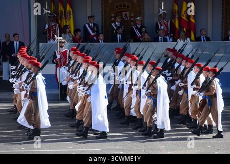 Madrid, Espagne. 12 octobre 2025. Des soldats sont photographiés lors d'un défilé militaire commémorant la fête nationale à Madrid, Espagne, le 12 octobre 2025. Crédit : Gustavo Valiente/Xinhua/Alamy Live News Banque D'Images