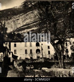 1950 c., Giulino di Mezzegra , Tremezzina , CÔME , ITALIE : le duce fasciste italien BENITO MUSSOLINI ( 1883 - 1945 ), les lieux de ses deux derniers jours et de sa mort à Giulino di Mezzegra , les 27 et 28 avril 1945 . Quand il a été arrêté par des partisans italiens alors qu'il tentait lâchement de s'échapper en Suisse , vêtu d'un uniforme nazi, caché dans un camion transportant des soldats nazis. Après son arrestation, il a été rejoint par son amante Claretta Petacci ( 1912 - 1945 ) dans cette ancienne maison. Dans un drame du destin, ils ont été abattus ensemble le 28 avril, devant la porte d'une villa. Photographe inconnu . - ritratto - Banque D'Images