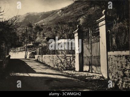1950 c., Giulino di Mezzegra , Tremezzina , CÔME , ITALIE : le duce fasciste italien BENITO MUSSOLINI ( 1883 - 1945 ), les lieux de ses deux derniers jours et de sa mort à Giulino di Mezzegra , les 27 et 28 avril 1945 . Quand il a été arrêté par des partisans italiens alors qu'il tentait lâchement de s'échapper en Suisse , vêtu d'un uniforme nazi, caché dans un camion transportant des soldats nazis. Après son arrestation, il a été rejoint par son amant Claretta Petacci ( 1912 - 1945 ) dans une vieille maison. Dans un drame du destin, ils ont été abattus ensemble le 28 avril, devant la porte d'une villa ( sur cette photo ) . Photographe inconnu Banque D'Images