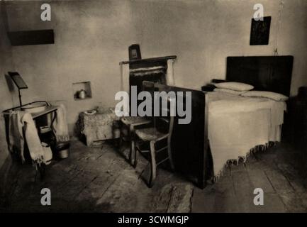 1950 c., Giulino di Mezzegra , Tremezzina , CÔME , ITALIE : le duce fasciste italien BENITO MUSSOLINI ( 1883 - 1945 ), les lieux de ses deux derniers jours et de sa mort à Giulino di Mezzegra , les 27 et 28 avril 1945 . Quand il a été arrêté par des partisans italiens alors qu'il tentait lâchement de s'échapper en Suisse , vêtu d'un uniforme nazi, caché dans un camion transportant des soldats nazis. Après son arrestation, il a été rejoint par son amante Claretta Petacci ( 1912 - 1945 ) dans cette ancienne maison. Dans un drame du destin, ils ont été abattus ensemble le 28 avril, devant la porte d'une villa. Photographe inconnu . - ritratto - Banque D'Images