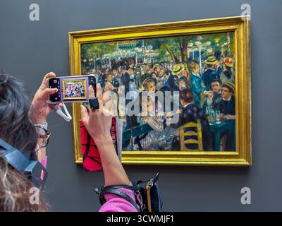 Paris, France, Musée d'Art moderne français, 'Musée d'Orsay' Pierre Auguste Renoir 'Bal du Moulin de la galette' (danse au Moulin galette) Banque D'Images