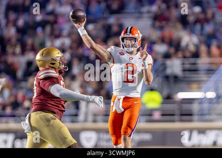 Chestnutt Hill, ma, États-Unis. 11 octobre 2025. Le quarterback de Clemson CADE KLUBNIK (2) délivre une passe sous la pression du joueur de ligne défensif de Boston College MICAH AMEDEE (59) lors d'un match de football universitaire de la NCAA au stade Alumni à Chestnutt Hill, Massachusetts. (Crédit image : © James Thomas/ZUMA Press Wire) USAGE ÉDITORIAL SEULEMENT ! Non destiné à UN USAGE commercial ! Banque D'Images