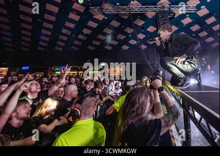 Glasgowe, Royaume-Uni. 12 octobre 2025. Scott Kennedy du groupe de metal Bleed from Within Seen se produisant en live sur scène au Barrowland Ballroom. Bleed From Within est un groupe de metal écossais originaire de Glasgow, formé en 2005. Le groupe a sorti 7 albums studio dont le dernier, The Zenith, marquant leur 20e année ensemble. Crédit : SOPA images Limited/Alamy Live News Banque D'Images