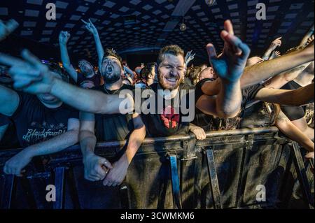 Glasgowe, Royaume-Uni. 12 octobre 2025. Les fans du groupe de métal saignent de l'intérieur apprécient la musique de la salle de bal Barrowland. Bleed From Within est un groupe de metal écossais originaire de Glasgow, formé en 2005. Le groupe a sorti 7 albums studio dont le dernier, The Zenith, marquant leur 20e année ensemble. Crédit : SOPA images Limited/Alamy Live News Banque D'Images