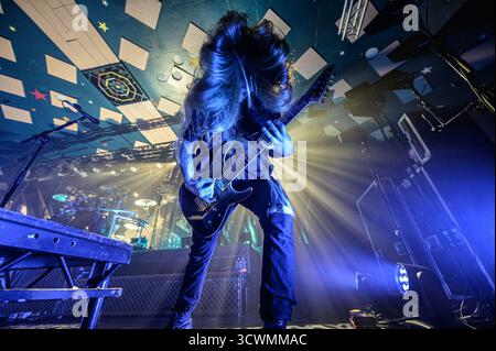Glasgowe, Royaume-Uni. 12 octobre 2025. Craig Gowans du groupe de métal Bleed from Within Seen se produisant en live sur scène au Barrowland Ballroom. Bleed From Within est un groupe de metal écossais originaire de Glasgow, formé en 2005. Le groupe a sorti 7 albums studio dont le dernier, The Zenith, marquant leur 20e année ensemble. (Photo de Stuart Westwood/SOPA images/SIPA USA) crédit : SIPA USA/Alamy Live News Banque D'Images