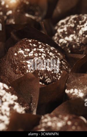 Muffins au chocolat fraîchement cuits dans une vitrine à dessert Banque D'Images