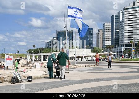 Tel Aviv, Israël. 12 octobre 2025. Vue générale de la plage Charles clore à tel Aviv, Israël, le 12 octobre 2025. Photo de Lionel Urman/ABACAPRESS.COM crédit : Abaca Press/Alamy Live News Banque D'Images