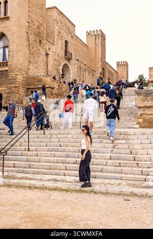 Touristes marchant dans les escaliers du palais la almudaina à palma de Majorque Banque D'Images