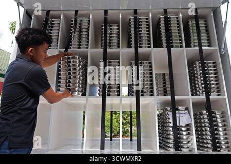 Aceh Besar, Aceh, Indonésie. 13 octobre 2025. Les agents organisent des conteneurs de nourriture (omprengan) contenant de la nourriture du programme d'aliments nutritifs gratuits (MBG) à MIN 18 Darul Kamal, régence d'Aceh Besar, province d'Aceh, Indonésie, lundi, 13 octobre 2025. Le Président Prabowo a souligné que non seulement l'accent doit être mis sur l'accélération, mais aussi un suivi conjoint doit être effectué pour équilibrer la nutrition et la sécurité dans le programme d'aliments nutritifs gratuits. (Crédit image : © Khairu Syukrillah/ZUMA Press Wire) USAGE ÉDITORIAL SEULEMENT ! Non destiné à UN USAGE commercial ! Crédit : ZUMA Press, Inc/Alamy Live News Banque D'Images