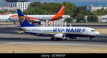 Avión de Línea Boeing 737 MAX de la aerolínea de bajo coste Ryanair en el aeropuerto de Lisboa con matrícula EI-HGS. Banque D'Images